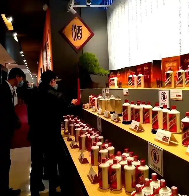 茅台价格下滑原因_贵州茅台股票 2025年最低点_茅台股价与上证指数反差