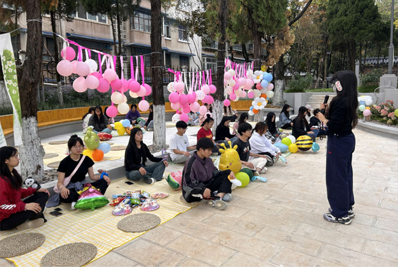 学生们参加心理活动。云南财经职业学院供图