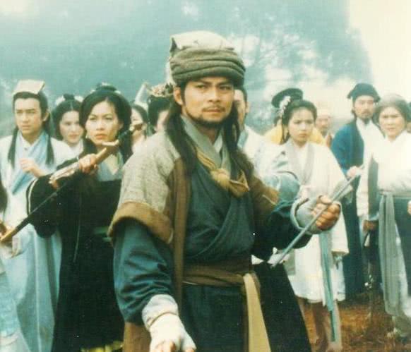 黄日华版乔峰为什么总戴帽子_乔峰戴帽子的原因_黄国伦为什么老戴帽子