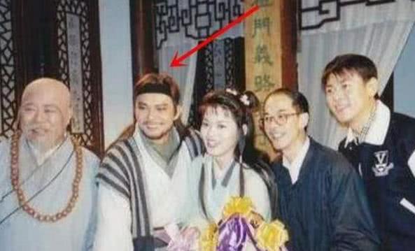 黄日华版乔峰为什么总戴帽子_黄国伦为什么老戴帽子_乔峰戴帽子的原因