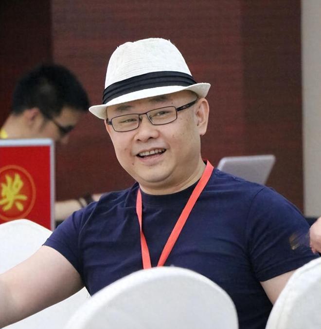 刀郎帽子背后的故事_刀郎戴帽子原因_黄国伦为什么老戴帽子